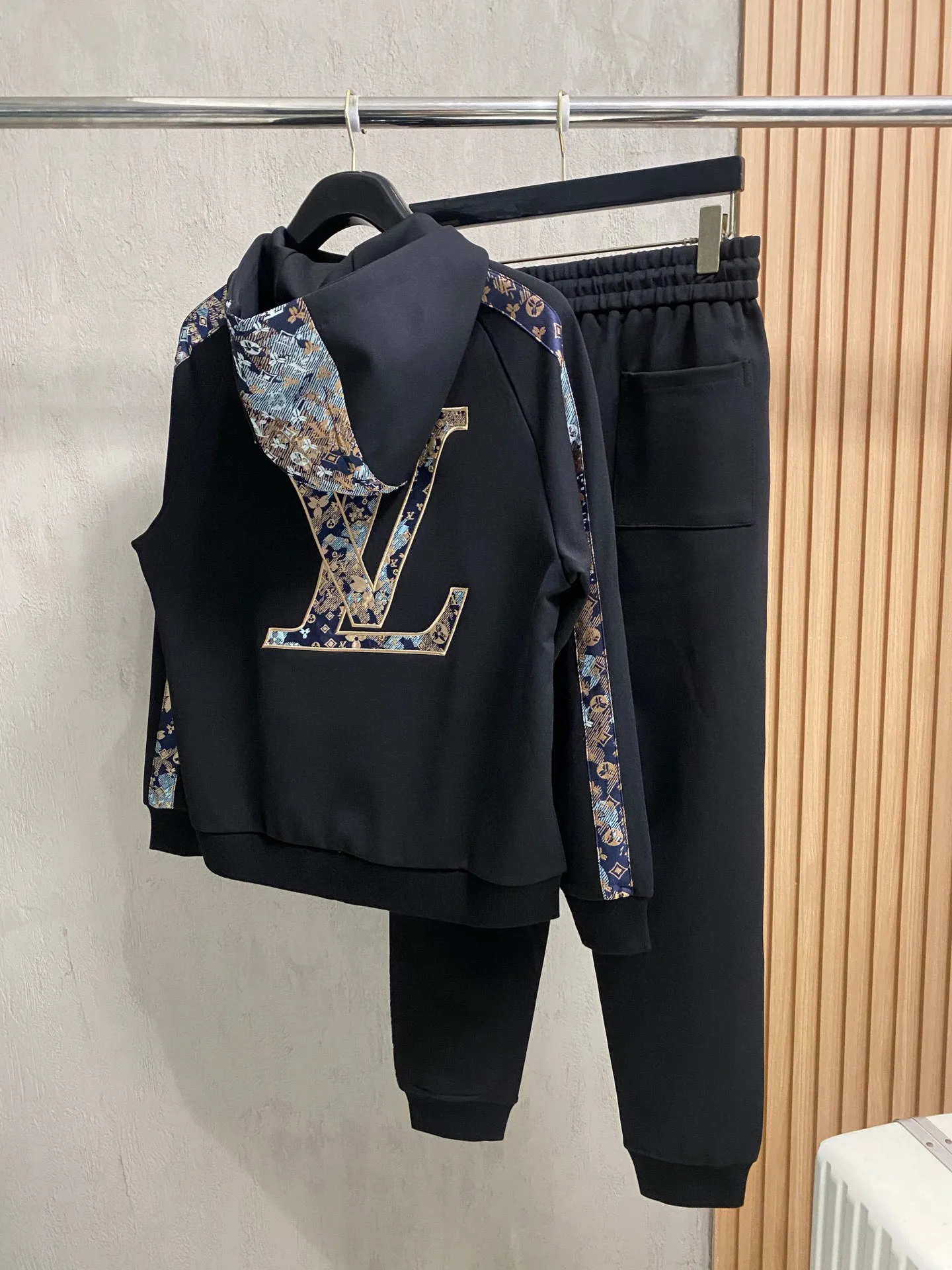 🅿️720 [LV Louis Vuitton] hot-selling suit is coming. Focus on the original version of the official website. 2025 new hot-selling cardigan and sweatshirt suit. The original order is the best. 🇭🇰The meticulous work of top designers. It has a fitting and perfect upper body effect. All-natural high-quality Tencel Roman cotton 100%, close-fitting comfort, noble and elegant! Original hardware embodies elegance and nobility! Counter size: M-3XL (maximum wear up to 190 pounds)